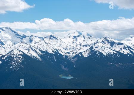 Majestätische Rocky Mountains erheben sich über den grünen Wäldern von British Columbia. Stockfoto