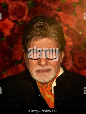 Mumbai, Indien, am 21. Dezember 2023 nimmt der Bollywood-Schauspieler Amitabh Bachchan an der 60. Geburtstagsparty des indischen Filmproduzenten, Filmverleihs und Immobilienentwicklers Anand Pandit am 21. Dezember 2023 in Mumbai, Indien, Teil. (Foto: Indranil Aditya/NurPhoto)0 Credit: NurPhoto SRL/Alamy Live News Stockfoto