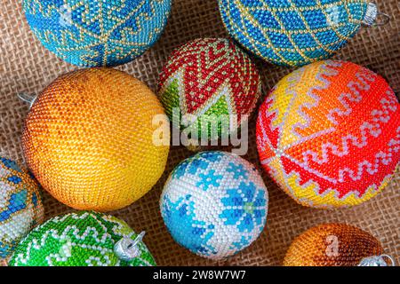 Exquisites handgefertigtes Weihnachtskugel-Spielzeug aus Perlen, auch bekannt als Weihnachtskugel oder Weihnachtsbirne, ist Teil der Weihnachtsdekoration Stockfoto