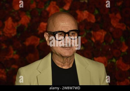 Mumbai, Indien, am 21. Dezember 2023 nimmt Bollywood-Schauspieler und Regisseur Anupam Kher an der 60. Geburtstagsparty des indischen Filmproduzenten, Filmverleihs und Immobilienentwicklers Anand Pandit am 21. Dezember 2023 in Mumbai, Indien, Teil. (Foto: Indranil Aditya/NurPhoto) Credit: NurPhoto SRL/Alamy Live News Stockfoto