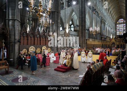 PA FOTOGRAF BILD DES JAHRES 2023 - JONATHAN BRADY. Aktenfoto vom 05/23 - König Karl III. Saß auf dem Stuhl St. Eduard, auch bekannt als Krönungsstuhl, trug die Krone St. Eduards und hielt das Zepter des Souveränen mit der Taube (in der linken Hand) und das Zepter des Souveränen mit Kreuz (in der rechten Hand) während seiner Krönungszeremonie in Westminster Abbey, London. Ausgabedatum: Freitag, 22. Dezember 2023. Stockfoto