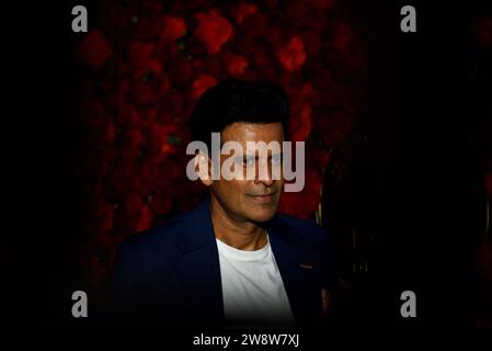 Mumbai, Indien, am 21. Dezember 2023 nimmt der indische Schauspieler Manoj Bajpayee an der 60. Geburtstagsparty von Anand Pandit, einem indischen Filmproduzenten, Filmverleiher und Immobilienentwickler, in Mumbai, Indien Teil. am 21. Dezember 2023. (Foto: Indranil Aditya/NurPhoto) Credit: NurPhoto SRL/Alamy Live News Stockfoto