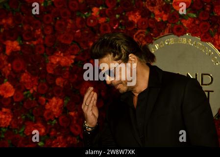 Mumbai, Indien, am 21. Dezember 2023 nimmt der Bollywood-Schauspieler Shah Rukh Khan am 21. Dezember 2023 an der 60. Geburtstagsparty des indischen Filmproduzenten, Filmverleihers und Immobilienentwicklers Anand Pandit in Mumbai, Indien, Teil. (Foto: Indranil Aditya/NurPhoto)0 Credit: NurPhoto SRL/Alamy Live News Stockfoto