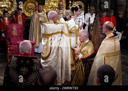 PA FOTOGRAF BILD DES JAHRES 2023 - VICTORIA JONES. Aktenfoto vom 05/23: König Karl III. Wird während seiner Krönungszeremonie in Westminster Abbey, London, mit der Krone St. Eduard gekrönt. Ausgabedatum: Freitag, 22. Dezember 2023. Stockfoto