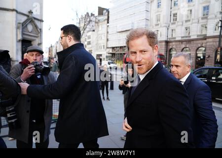 PA FOTOGRAF BILD DES JAHRES 2023 - JORDAN PETTITT. Aktenfoto vom 27/03/23 - der Duke of Sussex trifft am Royal Courts of Justice in London ein, vor einer Verhandlung wegen Vorwürfen der rechtswidrigen Sammlung von Informationen, die von sieben Personen gegen Associated Newspapers Limited (ANL) erhoben wurden - der Duke of Sussex, Baroness Doreen Lawrence, Sir Elton John, David Furish, Liz Hurley, Sadie Frost und Sir Simon Hughes. Ausgabedatum: Donnerstag, 21. Dezember 2023. Stockfoto