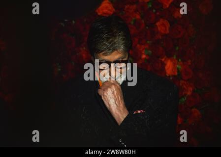 Mumbai, Indien, am 21. Dezember 2023 nimmt der Bollywood-Schauspieler Amitabh Bachchan an der 60. Geburtstagsparty des indischen Filmproduzenten, Filmverleihs und Immobilienentwicklers Anand Pandit am 21. Dezember 2023 in Mumbai, Indien, Teil. (Foto: Indranil Aditya/NurPhoto)0 Credit: NurPhoto SRL/Alamy Live News Stockfoto