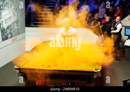 PA FOTOGRAF BILD DES JAHRES 2023 - MIKE EGERTON. Dateifoto vom 04/23 - Ein Just Stop Oil Demonstrant springt während des Spiels zwischen Robert Milkins gegen Joe Perry während des dritten Tages der Cazoo World Snooker Championship im Crucible Theatre in Sheffield auf den Tisch. Bilddatum: Montag, 17. April 2023. Ausgabedatum: Freitag, 22. Dezember 2023. Stockfoto