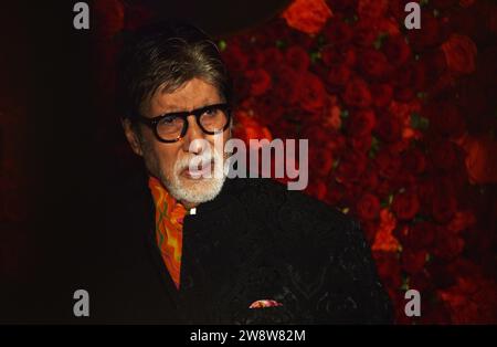 Mumbai, Indien, am 21. Dezember 2023 nimmt der Bollywood-Schauspieler Amitabh Bachchan an der 60. Geburtstagsparty des indischen Filmproduzenten, Filmverleihs und Immobilienentwicklers Anand Pandit am 21. Dezember 2023 in Mumbai, Indien, Teil. (Foto: Indranil Aditya/NurPhoto)0 Credit: NurPhoto SRL/Alamy Live News Stockfoto