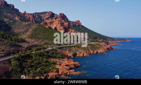 Drohnenflug über die roten Felsen des Massif de l'Esterel und die Mittelmeerküste in Fréjus, Var, Frankreich. Ikonisches rotes vulkanisches Gebirge. Stockfoto