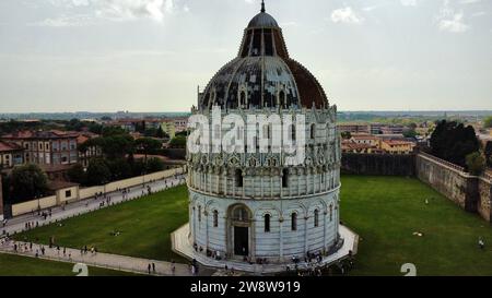 Luftbild des Baptisteriums von Pisa (Battistero di San Giovanni) auf der Piazza dei Miracoli, Toskana, Italien. Berühmtes romanisches und gotisches Denkmal. Stockfoto