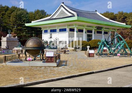 Yeoju City, Südkorea – 16. Februar 2020: Der Innenhof des Museums in der Nähe des Grabes von König Sejong zeigt historische Erfindungen aus seiner Zeit, die reflektieren Stockfoto