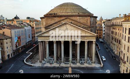 Luftbilddrohnenaufnahme der Kuppel des Pantheons und der Piazza della Rotonda in Rom, Lazio, Italien. Antiker römischer Tempel und ikonisches architektonisches Wahrzeichen. Stockfoto
