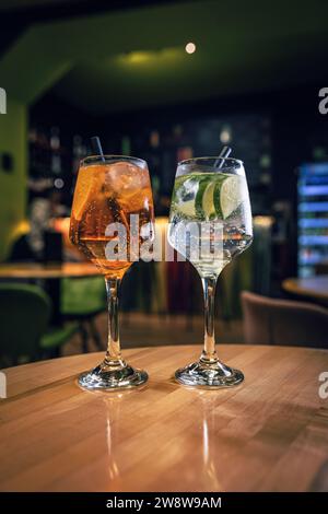 Gin Tonic und aperol Spritz Cocktail garniert mit frischem Obst und Minze Stockfoto