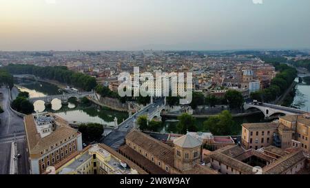 Luftbilddrohnenaufnahme von Rom (Stadtbild von Rom, Lazio, Italien. Panoramische Skyline mit antiken Denkmälern, historischen Dächern und dem Tiber. Stockfoto