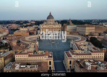 Drohnenflug über die Vatikanstadt und den Petersplatz, Rom, Italien. Ikonomische Kuppel der Petersbasilika und Wahrzeichen des Papsttums. Stockfoto
