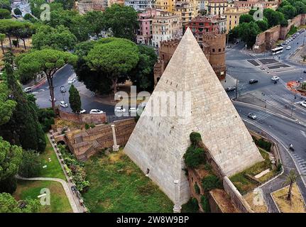 Drohnenfoto Cestius Pyramide, Piramide di Caio Cestio Rom italien Europa Stockfoto