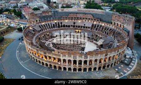Drohnenaufnahme des Kolosseums in Rom, Lazio, Italien. Antikes römisches Wahrzeichen und berühmte flavische Amphitheaterarchitektur. Stockfoto