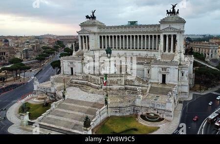 Luftbild vom Drohnen des Viktor-Emmanuel-II-Denkmals (Altare della Patria) auf der Piazza Venezia in Rom, Italien. Ikonisches nationales Marmordenkmal. Stockfoto