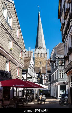 Hattingen, Deutschland - 7. August 2022: Deutsches Architekturviertel mit Fachwerkhäusern und Georgskirche in der Altstadt von Hattingen (Altstadt), Stockfoto