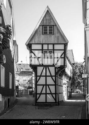 Hattingen, Deutschland - 7. August 2022: Das Eiserne Haus ist ein 1611 erbautes Fachwerkhaus in der Altstadt von Hattingen (Nordrhein-Westfalen) Stockfoto