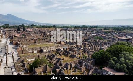 Luftbild-Drohnenaufnahme der Ruinen der archäologischen Stätte Pompeji in der Nähe von Neapel, Kampanien, Italien. Berühmte antike römische Stadt, die vom Vesuv zerstört wurde. Stockfoto