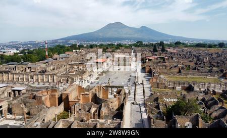 Luftbild-Drohnenaufnahme der Ruinen der archäologischen Stätte Pompeji in der Nähe von Neapel, Kampanien, Italien. Berühmte antike römische Stadt, die vom Vesuv zerstört wurde. Stockfoto