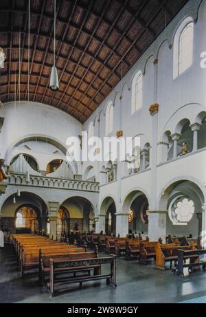 Köln, Deutschland, 13. August 1995. Basilika St. Ursula, Köln. Nave. Blick nach Nordosten. Stockfoto