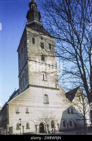 Köln, Deutschland, 13. August 1995. Basilika St. Ursula, Köln. Außenansicht. Turm. Blick nach Westen. Stockfoto