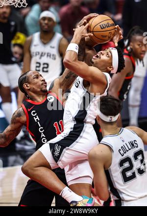 Chicago, USA. Dezember 2023. Chicago Bulls' DeMar DeRozan (L) blockiert den Schuss von Keldon Johnson von San Antonio Spurs während des regulären NBA-Saisonspiels zwischen San Antonio Spurs und Chicago Bulls in Chicago, USA, am 21. Dezember 2023. Quelle: Joel Lerner/Xinhua/Alamy Live News Stockfoto