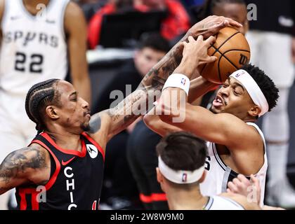 Chicago, USA. Dezember 2023. Chicago Bulls' DeMar DeRozan (L) blockiert den Schuss von Keldon Johnson von San Antonio Spurs während des regulären NBA-Saisonspiels zwischen San Antonio Spurs und Chicago Bulls in Chicago, USA, am 21. Dezember 2023. Quelle: Joel Lerner/Xinhua/Alamy Live News Stockfoto