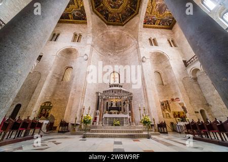 Altar und Chor in der Päpstlichen Basilika St. Nikolaus, Basilica di San Nicola. Stockfoto