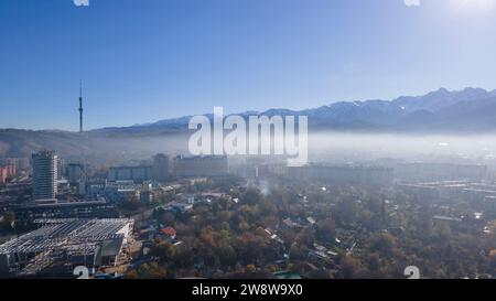 Almaty, Kasachstan - 1. November 2023: Die Stadt ist in Dunst. Blick von einer Drohne Stockfoto