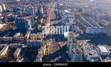 Almaty, Kasachstan - 01. November 2023: Die zentrale Straße der Stadt ist in einem Dunst. Blick von einer Drohne Stockfoto
