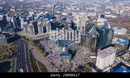 Almaty, Kasachstan - 01. November 2023: Geschäftsviertel der Stadt mit Hochhäusern. Blick von einer Drohne Stockfoto