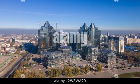 Almaty, Kasachstan - 01. November 2023: Wolkenkratzer mit Büros im Stadtzentrum. Stockfoto