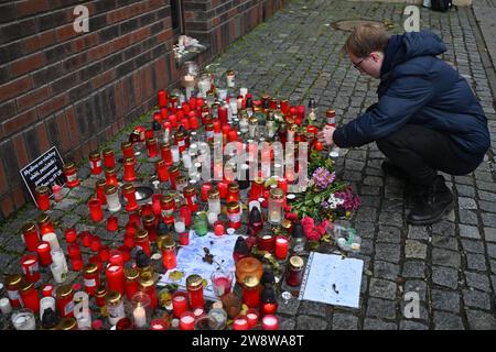 Brünn, Tschechische Republik. Dezember 2023. Ein Gotteshaus mit Kerzen, das vor der Kunstfakultät der Masaryk-Universität im Zusammenhang mit der tragischen Schießerei an der Kunstfakultät der Karlsuniversität in Prag geschaffen wurde, bei der 14 Menschen ums Leben kamen und 25 weitere verletzt wurden, in Brünn, Tschechische Republik, am 22. Dezember 2023. Quelle: Vaclav Salek/CTK Photo/Alamy Live News Stockfoto