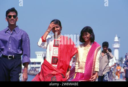 Indien: Besucher der Haji Ali Moschee und Dargah, Worli Bay, Mumbai. Der Dargah ist in das Meer gebaut und beherbergt das Grab des heiligen PIR Haji Ali Shah Buchari. Der Dargah wurde 1431 gebaut. Stockfoto