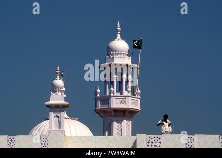 Indien: Haji Ali Moschee und Dargah, Worli Bay, Mumbai. Der Dargah ist in das Meer gebaut und beherbergt das Grab des heiligen PIR Haji Ali Shah Buchari. Der Dargah wurde 1431 gebaut. Stockfoto
