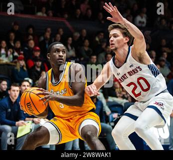 21. Dezember 2023 Moraga, CA U.S.A. der Wärter Marques Warrick (3) aus Nord-Kentucky geht während des NCAA Männer Basketballspiels zwischen Nord-Kentucky Norse und den Saint Mary's Gaels auf den Basketball. Saint Mary's schlug Northern Kentucky 92-56 im University Credit Union Pavilion Moraga Calif Thurman James/CSM Stockfoto