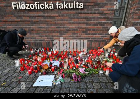 Brünn, Tschechische Republik. Dezember 2023. Ein Gotteshaus mit Kerzen, das vor der Kunstfakultät der Masaryk-Universität im Zusammenhang mit der tragischen Schießerei an der Kunstfakultät der Karlsuniversität in Prag geschaffen wurde, bei der 14 Menschen ums Leben kamen und 25 weitere verletzt wurden, in Brünn, Tschechische Republik, am 22. Dezember 2023. Quelle: Vaclav Salek/CTK Photo/Alamy Live News Stockfoto