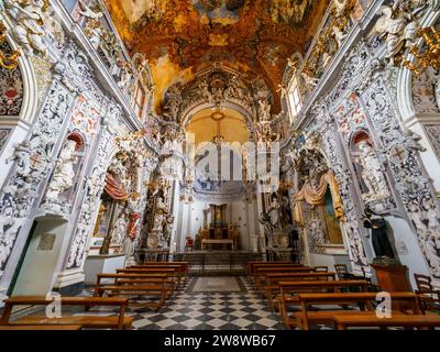 Schiff der prächtigen barocken Kirche San Francesco d’Assisi in Mazara del Vallo - Sizilien, Italien Stockfoto