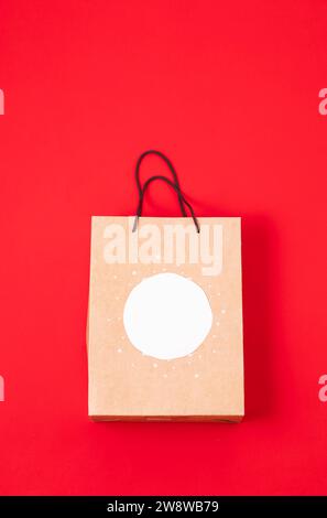 Krafttasche, Bestellung und Lieferung von Geschenkangeboten, Konzept des Black Friday Sales, Weihnachtseinkäufe. Vertikal Stockfoto