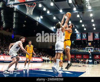 21. Dezember 2023 Moraga, CA U.S.A. der Wärter Trey Robinson aus Nord-Kentucky (1) schießt den Ball während des NCAA Men's Basketball Spiels zwischen Nord-Kentucky Norse und den Saint Mary's Gaels. Saint Mary's schlug Northern Kentucky 92-56 im University Credit Union Pavilion Moraga Calif Thurman James/CSM Stockfoto