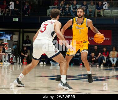 21. Dezember 2023 Moraga, CA U.S.A. der Wärter von Nord-Kentucky Trey Robinson (1) will den Ball während des NCAA Männer Basketballspiels zwischen Nord-Kentucky Norse und den Saint Mary's Gaels passieren. Saint Mary's schlug Northern Kentucky 92-56 im University Credit Union Pavilion Moraga Calif Thurman James/CSM Stockfoto