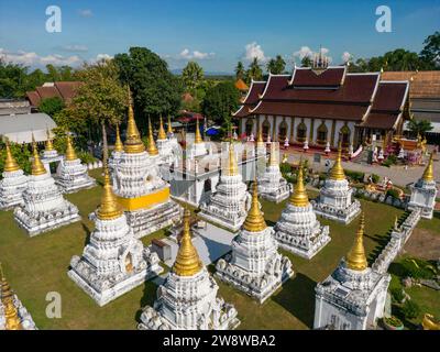 Lampang, Thailand - 2. Dezember 2023: Wat Phra Chedi Sao lang ist ein buddhistischer Tempel in Lampang, Thailand. Der Tempel ist etwa 1,5 kg groß Stockfoto