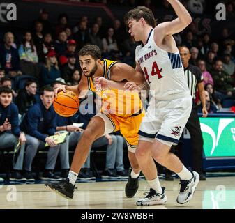 21. Dezember 2023 Moraga, CA U.S.A. der Wärter aus Nord-Kentucky Trey Robinson (1) geht während des NCAA Männer Basketballspiels zwischen Nord-Kentucky Norse und den Saint Mary's Gaels zum Basketball. Saint Mary's schlug Northern Kentucky 92-56 im University Credit Union Pavilion Moraga Calif Thurman James/CSM Stockfoto