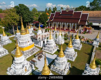 Lampang, Thailand - 2. Dezember 2023: Wat Phra Chedi Sao lang ist ein buddhistischer Tempel in Lampang, Thailand. Der Tempel ist etwa 1,5 kg groß Stockfoto