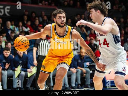 21. Dezember 2023 Moraga, CA U.S.A. der Wärter von Nord-Kentucky Trey Robinson (1) will den Ball während des NCAA Männer Basketballspiels zwischen Nord-Kentucky Norse und den Saint Mary's Gaels passieren. Saint Mary's schlug Northern Kentucky 92-56 im University Credit Union Pavilion Moraga Calif Thurman James/CSM Stockfoto