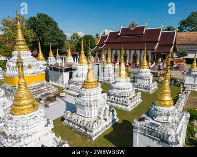 Lampang, Thailand - 2. Dezember 2023: Wat Phra Chedi Sao lang ist ein buddhistischer Tempel in Lampang, Thailand. Der Tempel ist etwa 1,5 kg groß Stockfoto