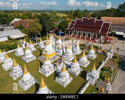 Lampang, Thailand - 2. Dezember 2023: Wat Phra Chedi Sao lang ist ein buddhistischer Tempel in Lampang, Thailand. Der Tempel ist etwa 1,5 kg groß Stockfoto